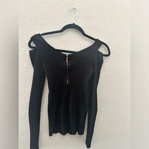 Fashion nova Fitted cold shoulder sweater small. Black